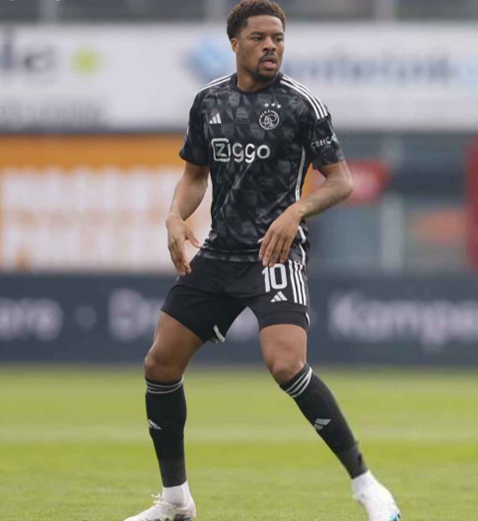 Chuba Akpom Scores Twice, Lead AFC Ajax to Victory Over PEC Zwolle in Eredivisie
