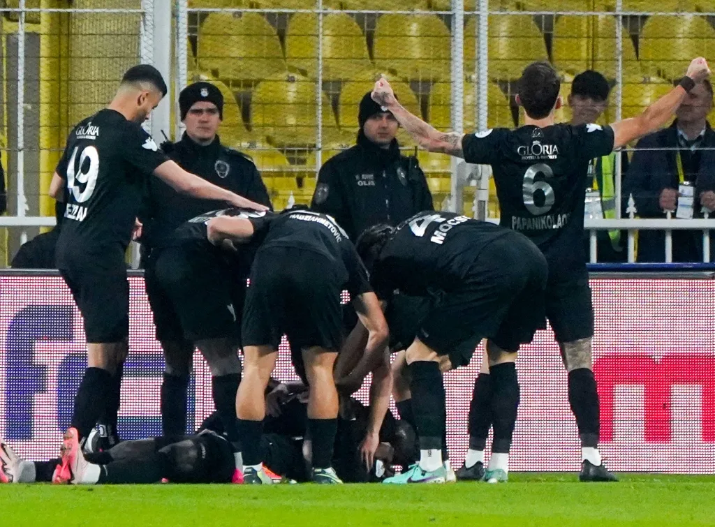 Super Eagles star sees red as Mourinho’s Fenerbahçe edge 9-man Super Lig side in wild 5-goal thriller