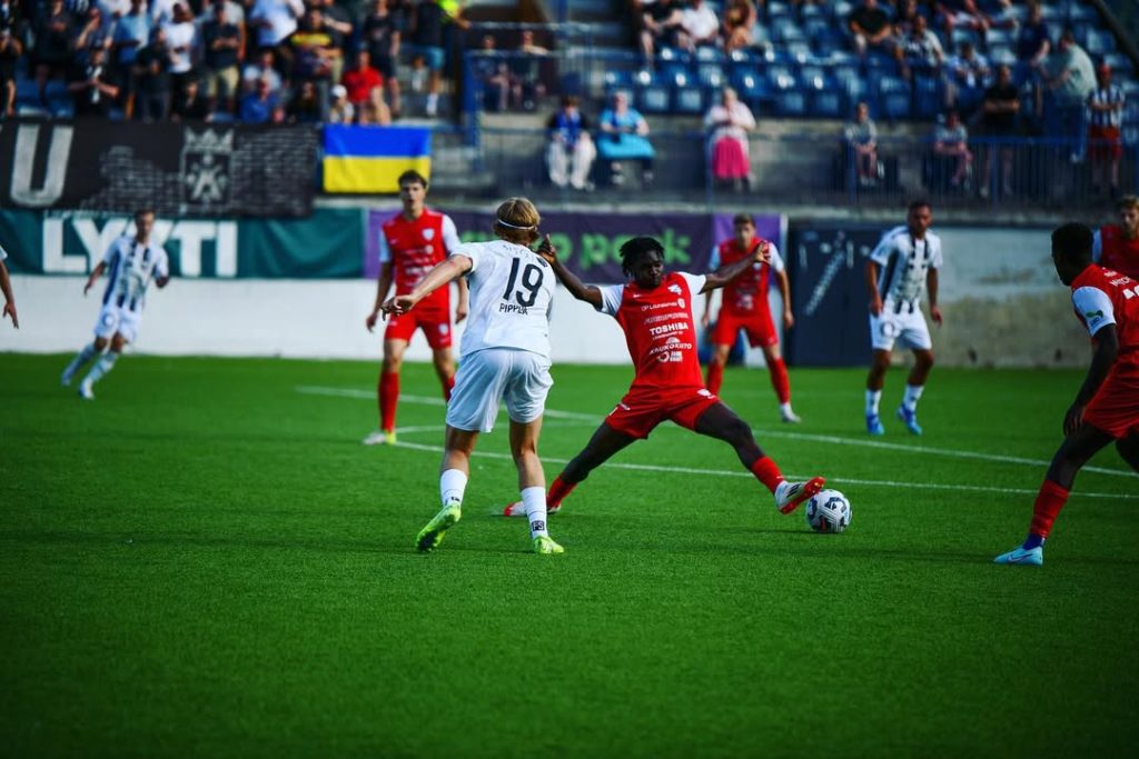 Olarenwaju providing assist in Finland Ykkonen match