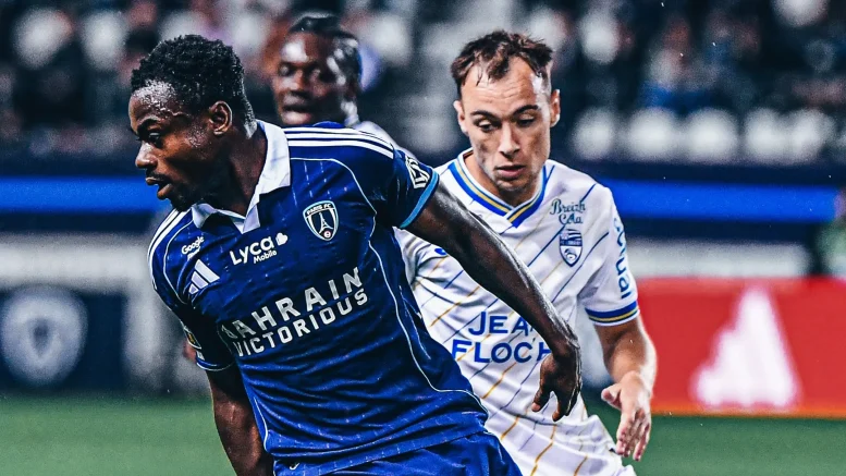 Moses Simon in action during Paris FC vs Lorient Ligue 1 clash
