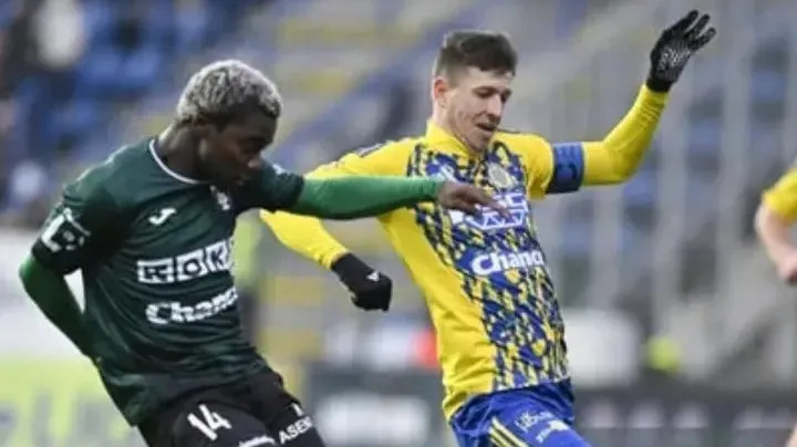 Emmanuel Ayaosi in action driving Karviná’s away win