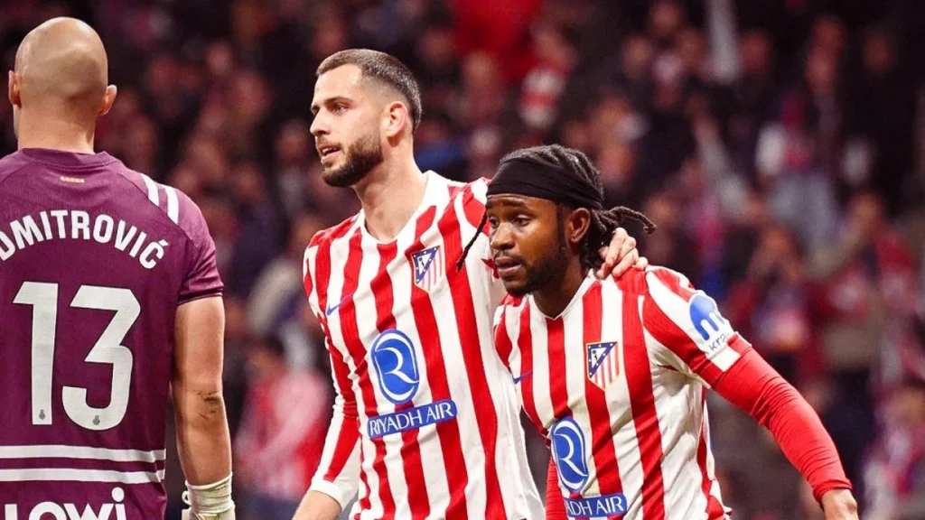 Ademola Lookman and Diego Simeone during Atlético Madrid win