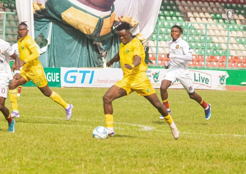 Alex Oweilayefa celebrates historic NPFL milestone for Bendel Insurance