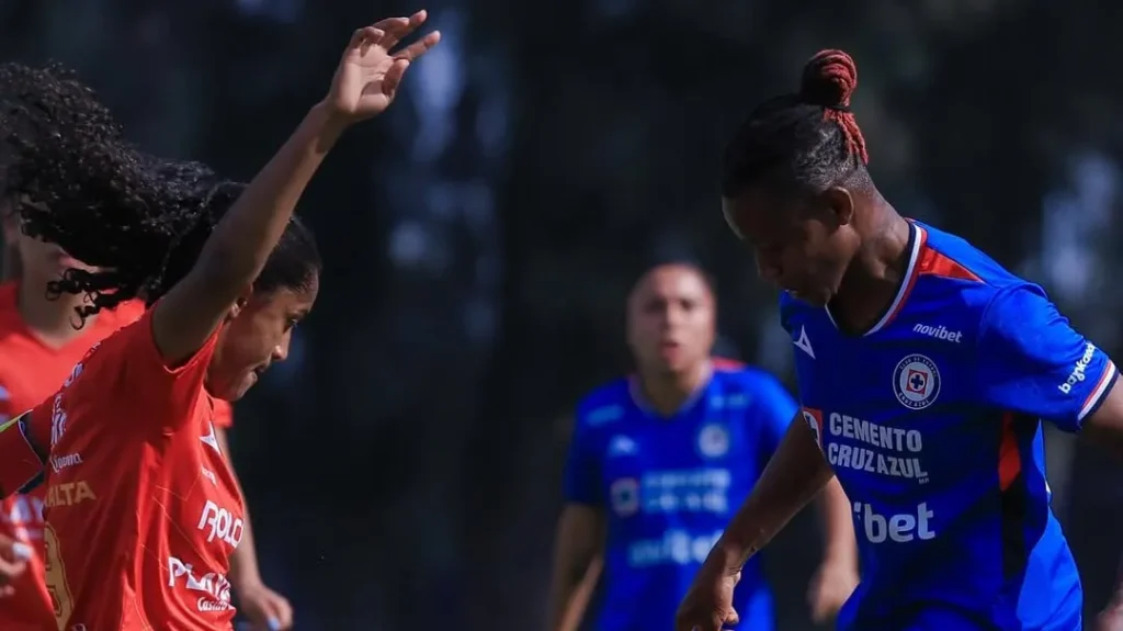 Uchenna Kanu celebrating goal for Cruz Azul Women vs Necaxa