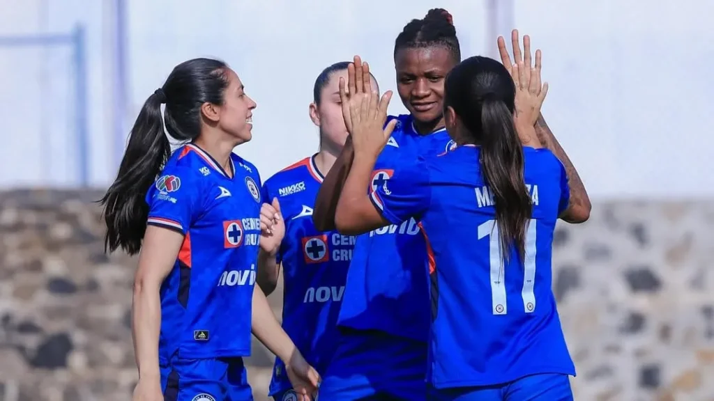 Uchenna Kanu scoring during Cruz Azul Women 3–0 win over Necaxa