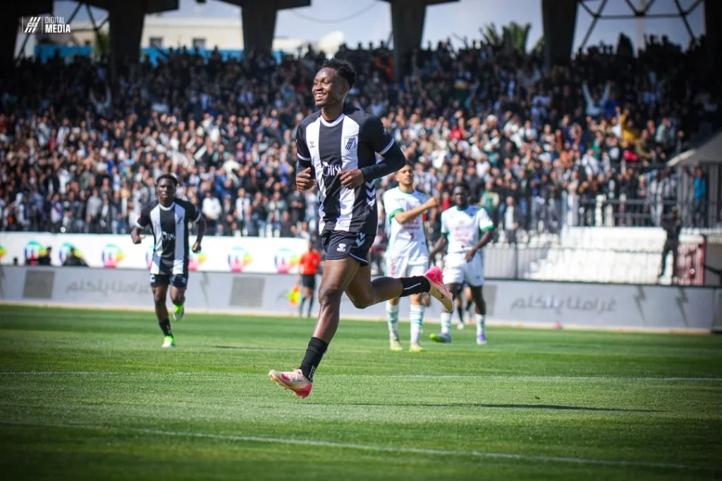 CS Sfaxien striker Emmanuel Ogbole scoring header