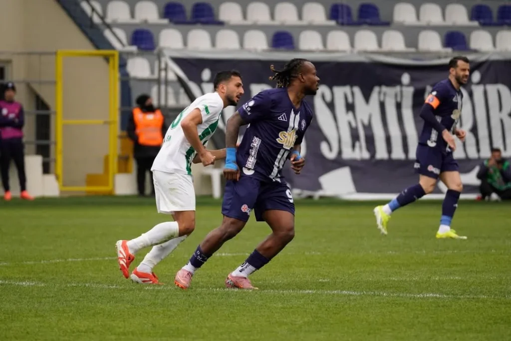 Emeka Eze celebrate his 9th goal for Sariyer SK