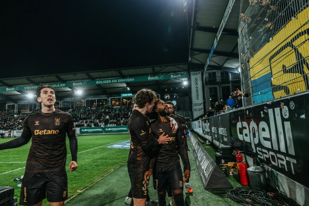 Emmanuel Dennis celebrating his first Brøndby goal with away fans