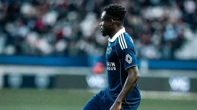 Moses Simon celebrates after assisting in Paris FC’s dominant win over Monaco