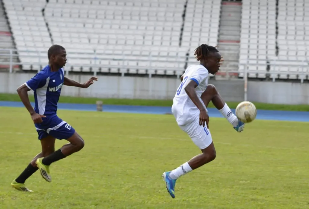 Rivers United players dey celebrate as dem beat Willbros FC carry cup