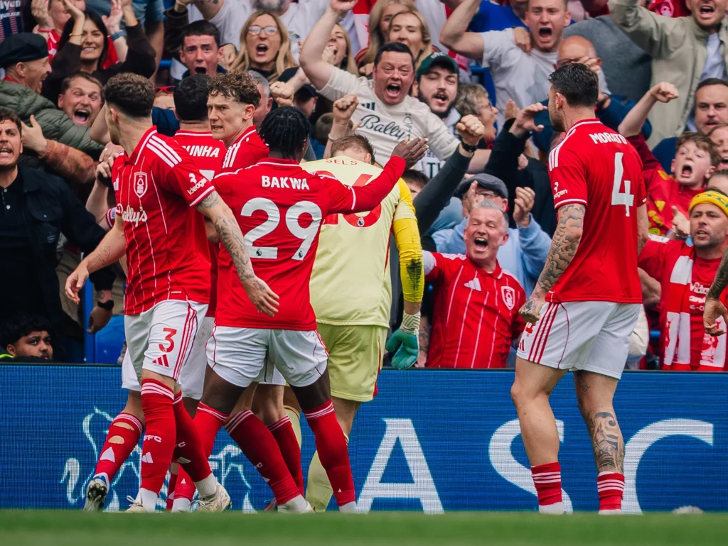Nottingham Forest players celebrate Awoniyi goal vs Chelsea