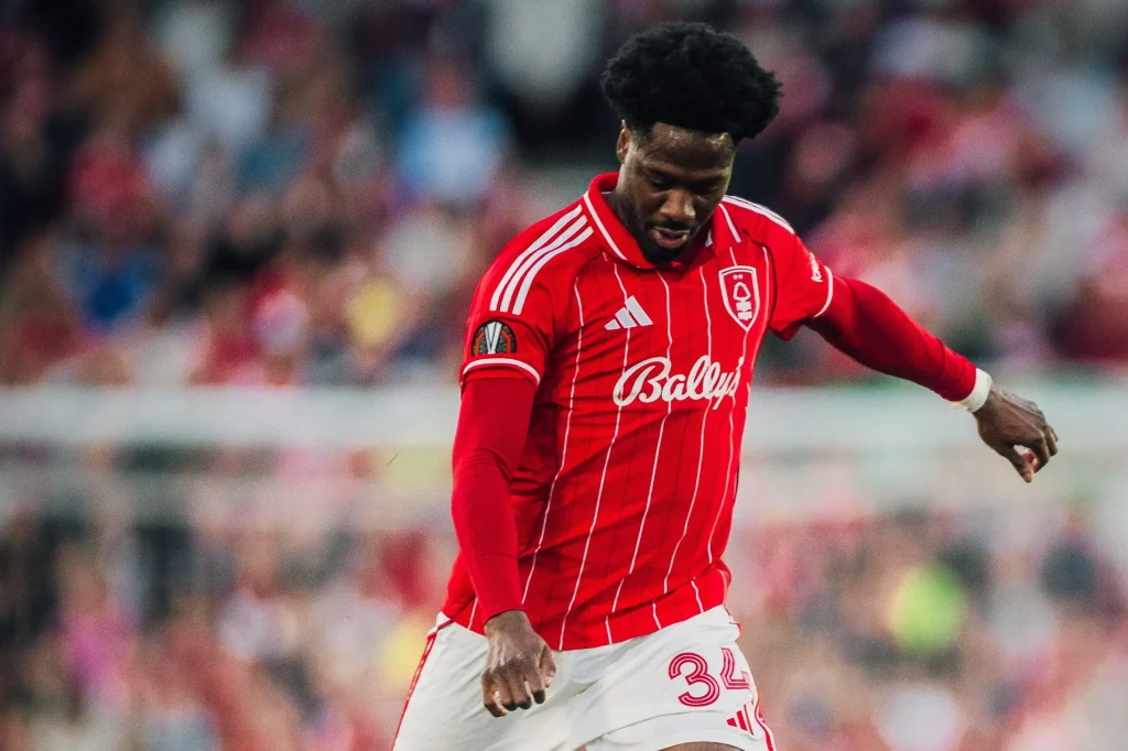 Ola Aina injury moment before leaving pitch against Aston Villa
